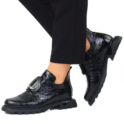 Women's leather low shoes black